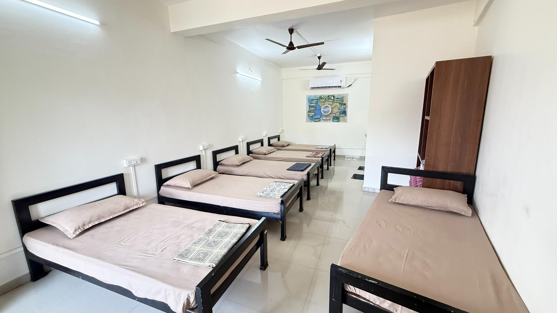 Large 6-Bed AC Family Room in Kankavali - Group accommodation near Railway Station and Bus Stand.