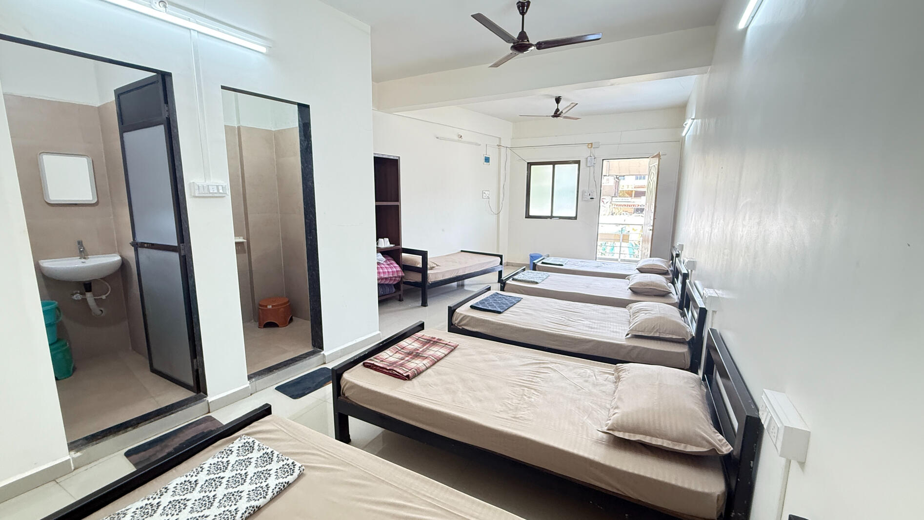 Spacious AC Family Room Kankavali - Unique 6-Single Bed suite for large groups on the Highway.