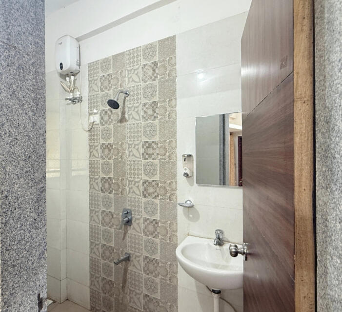 Unique AC Family Suite in Kankavali - Modern 2 Queen Bed room near Kankavali Market.